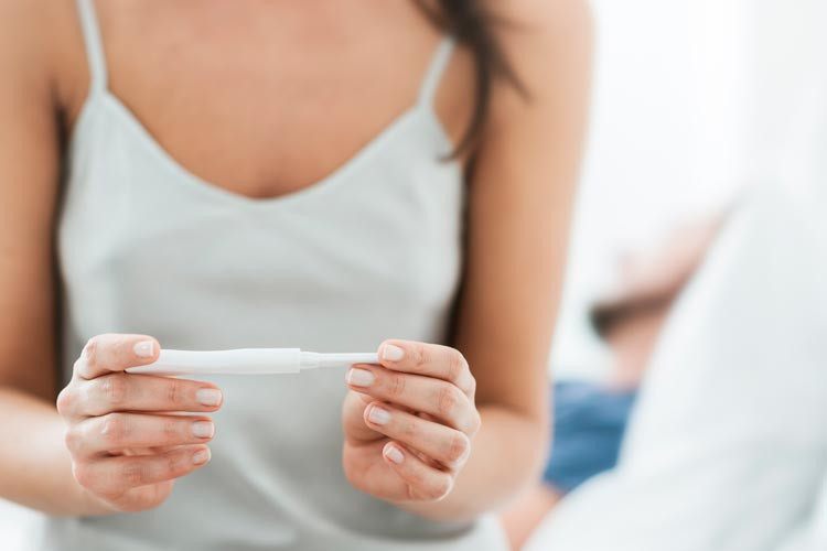Mujer realizándose un test de embarazo