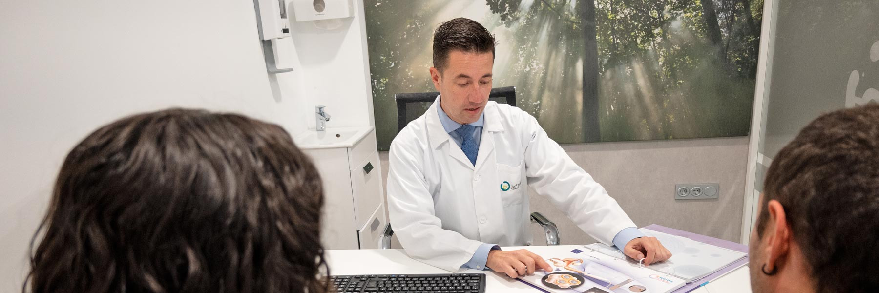 Dr. José M. Santana con pacientes preparándose antes de tratamiento de fertilidad