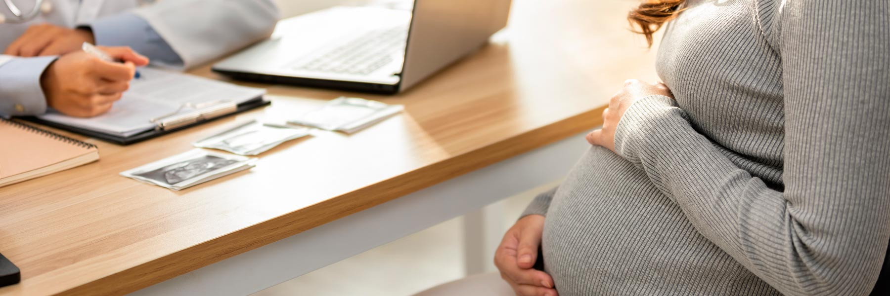Mujer padeciendo de preeclampsia durante el embarazo