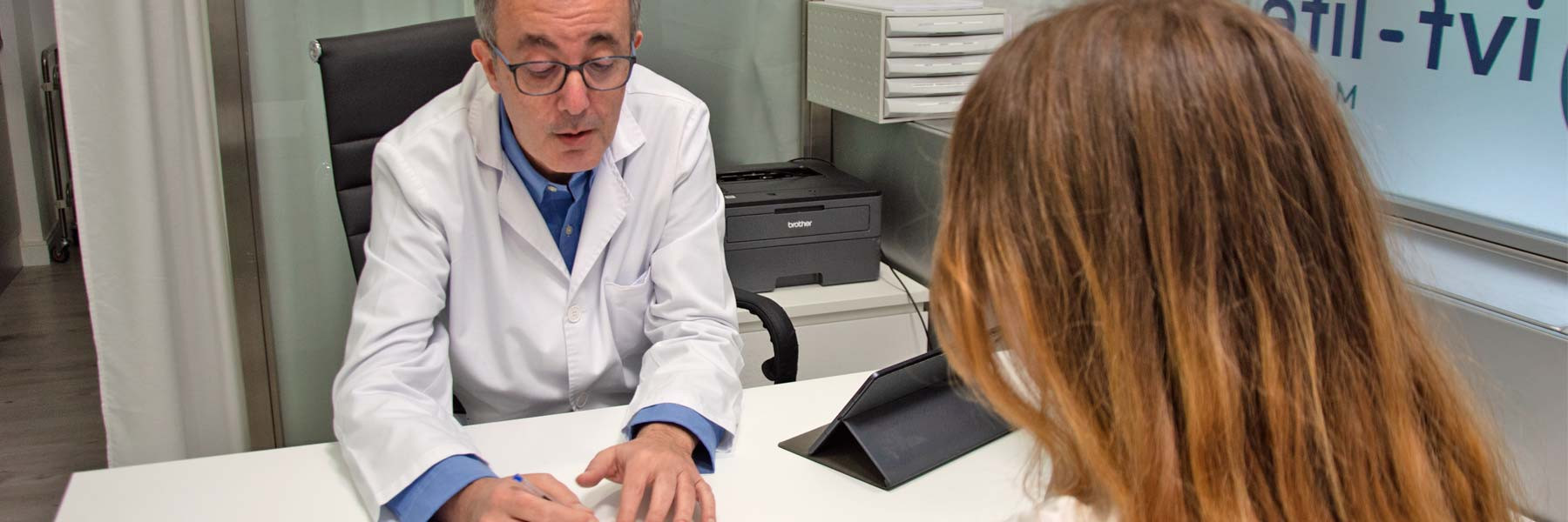 Dr. Manuel Izquierdo en consulta con paciente de cáncer de cuello uterino