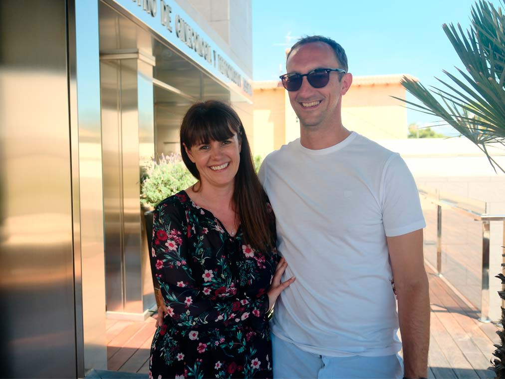 Laura e Daniel fuori dalla clinica IVF-Life