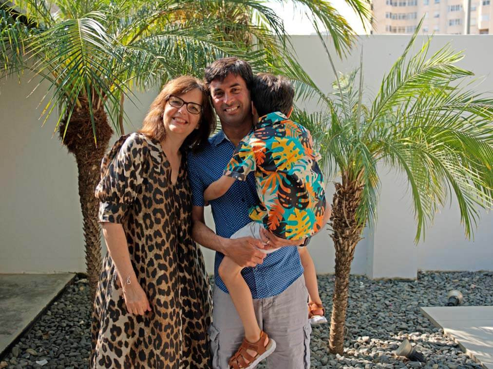 Susan e Chris con il loro figlio maggiore all'interno dell'IVF-Life Alicante