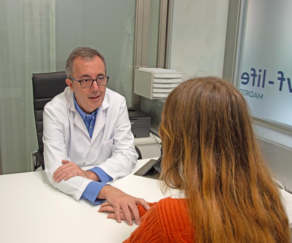 Dr. Manuel Izquierdo con una paciente de urgencias en IVF-Life