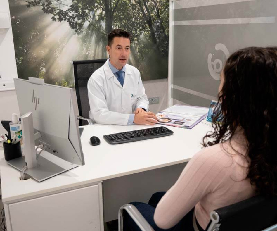Dr. Santana en consulta