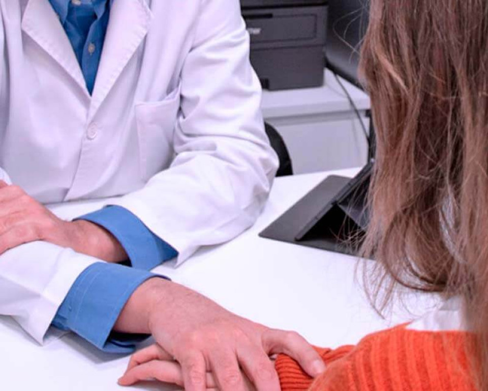 Dr. Manuel Izquierdo con paciente de IVF-Life