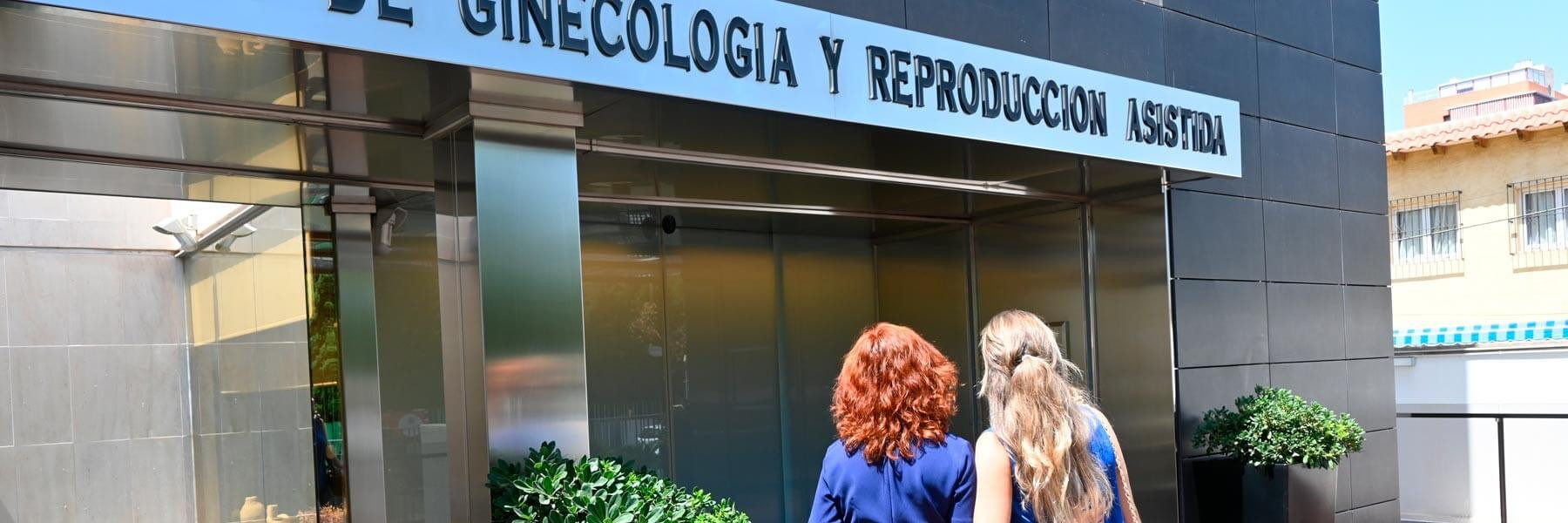 Un couple homosexuel entre dans la clinique IVF-Life