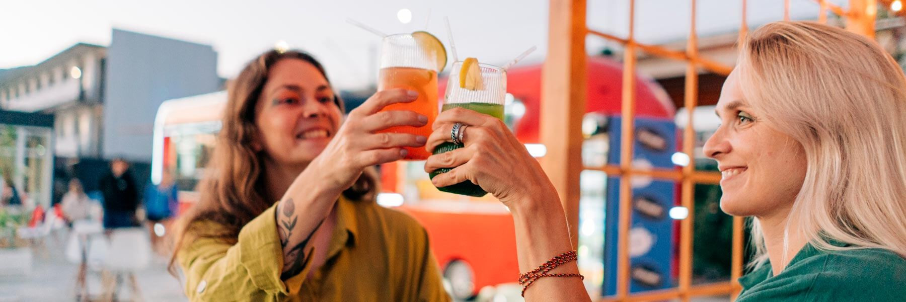 Mujeres hablando de alcohol y fertilidad