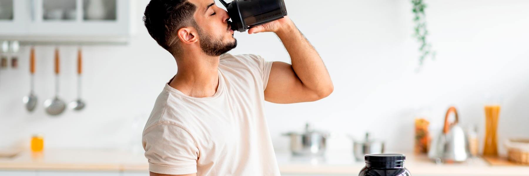 Hombre tomando suplementos deportivos