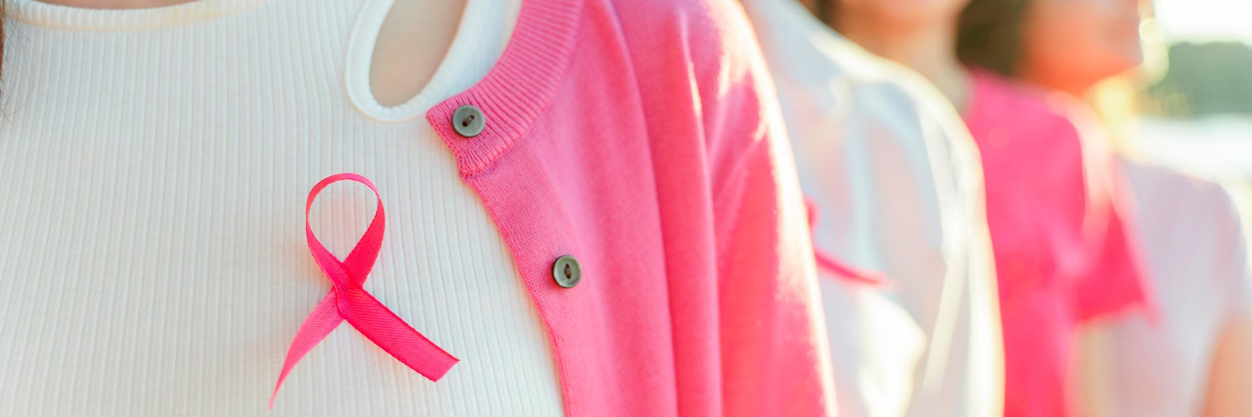 Mujeres con el lazo rosa del cáncer de mama