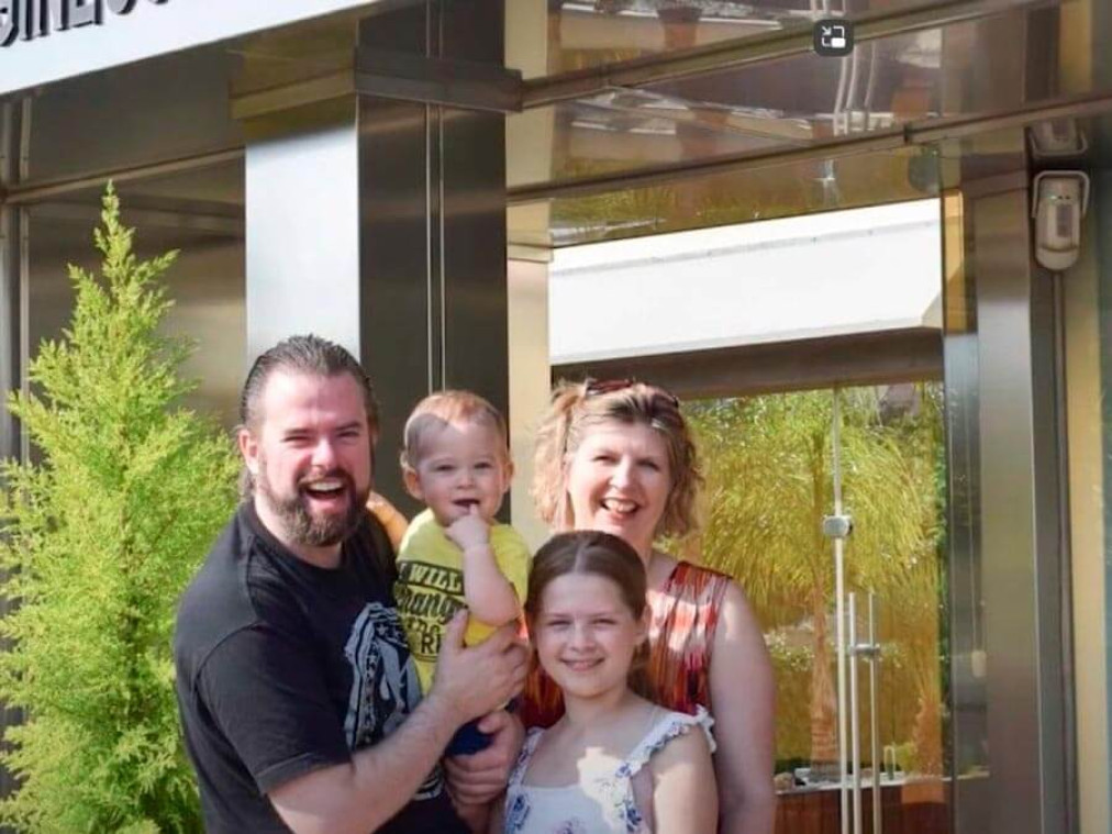 Padres posando con sus hijos en IVF-Life