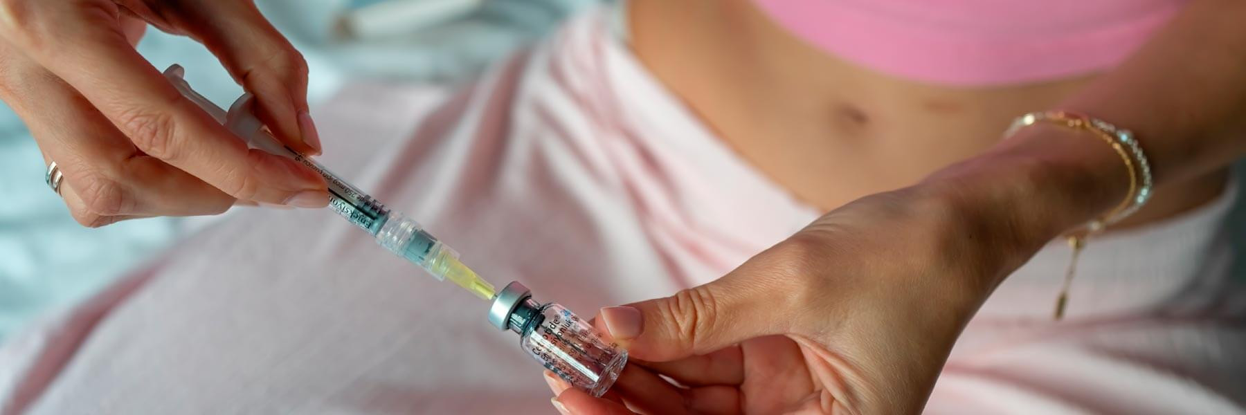 Mujer inyectándose una doble estimulación ovárica