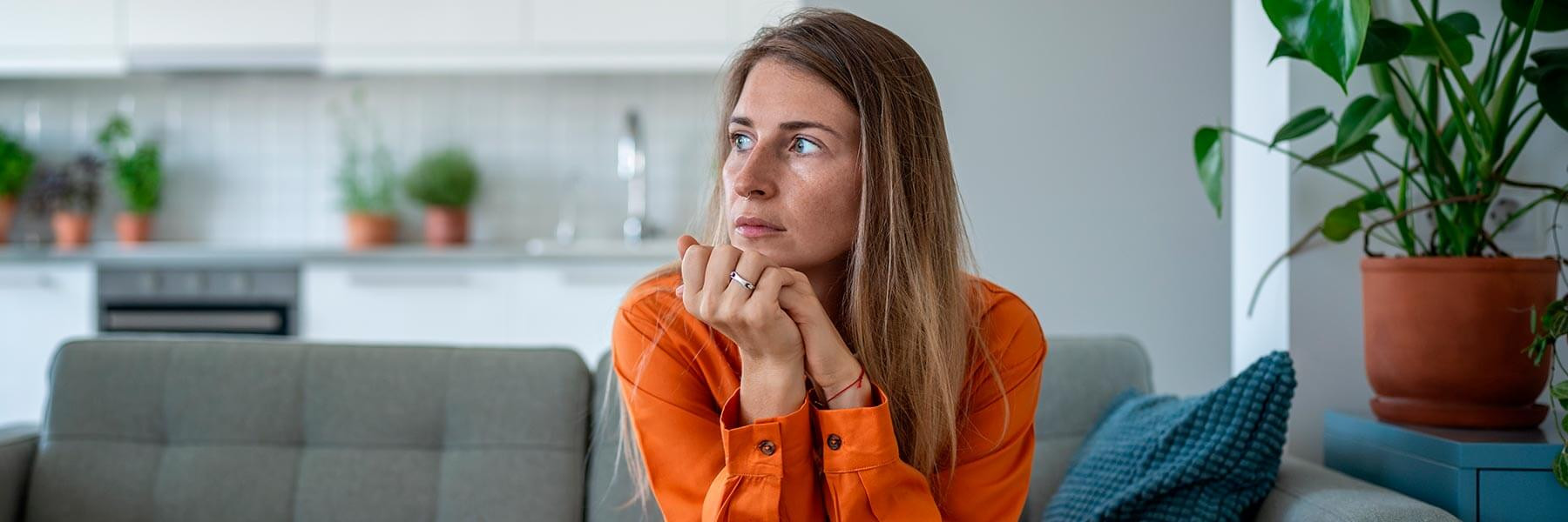 Mujer en betaespera con prueba de embarazo