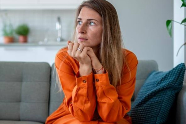 Mujer en betaespera con prueba de embarazo