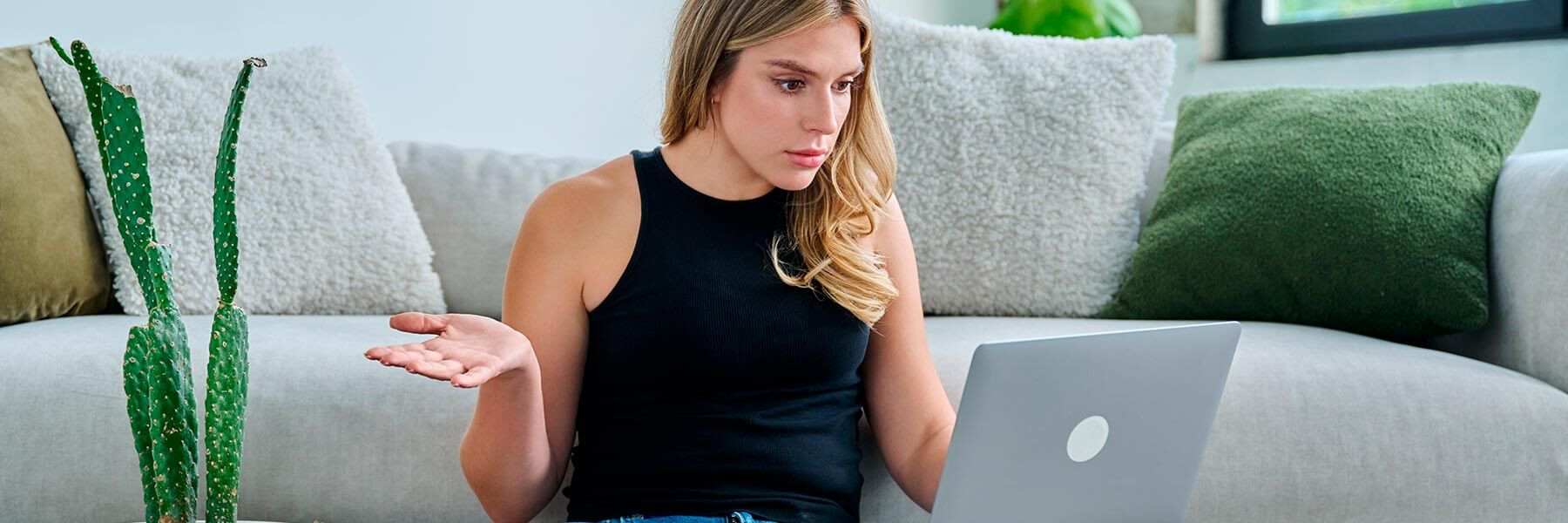 Donna che legge i miti sulla fertilità sul suo computer