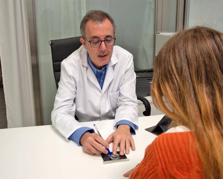 Dr. Manuel Izquierdo con paciente de endometriosis en IVF-Life Madrid