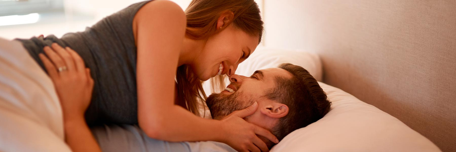 Pareja teniendo sexo después de una transferencia embrionaria