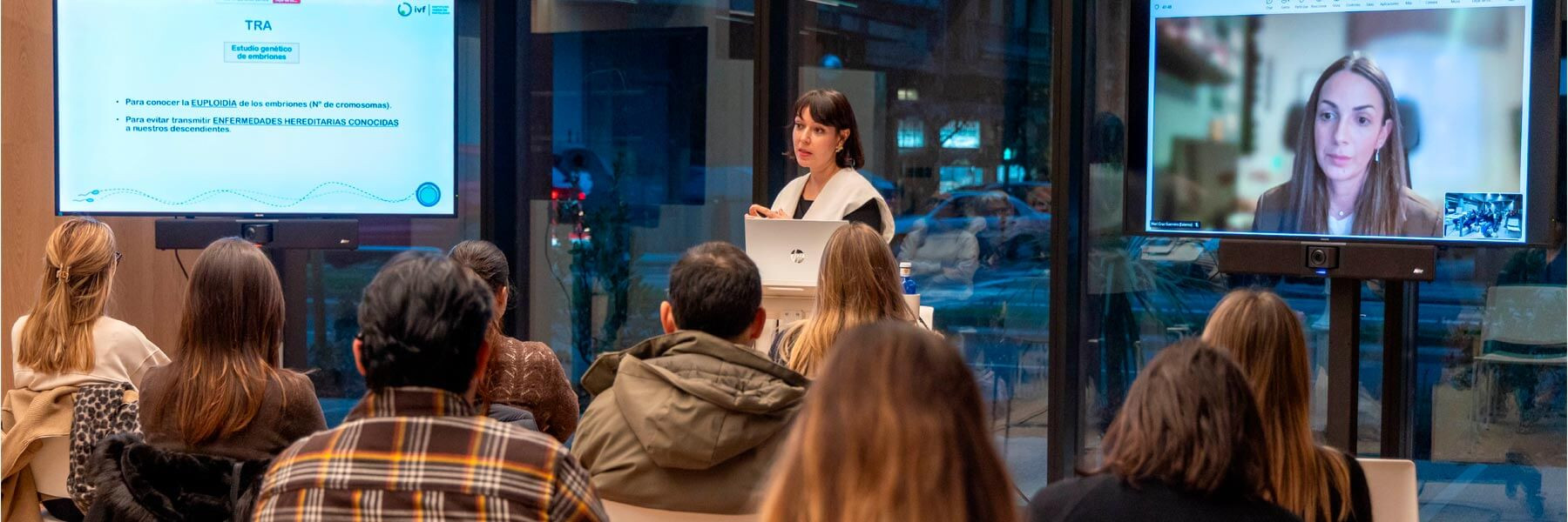 La doctora Elisa Pérez en la charla sobre fertilidad