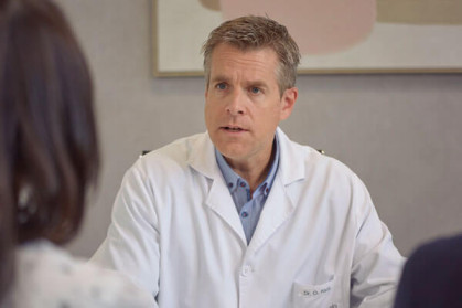 Dr. Oliver Pack mit einer Patientin, die Eizellen spendete