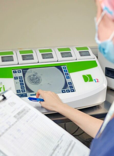 Embryologe mit Embryonenadoptionsinkubator