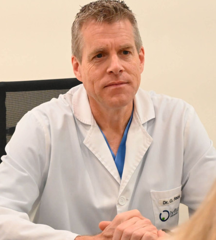 Dr. Oliver Pack mit einer Patientin, die sich einer In-vitro-Fertilisation unterzogen hat