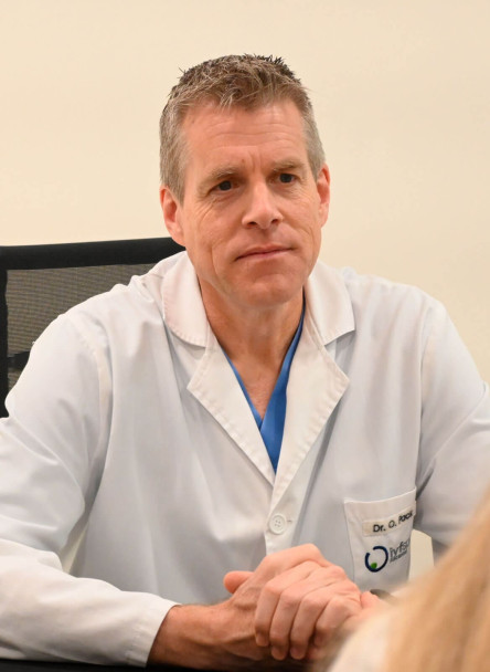 Dr. Oliver Pack mit einer Patientin, die sich einer In-vitro-Fertilisation unterzogen hat