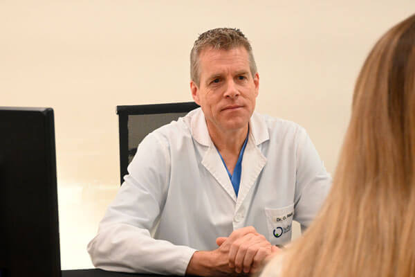 Dr. Oliver Pack mit einer Patientin, die sich einer In-vitro-Fertilisation unterzogen hat
