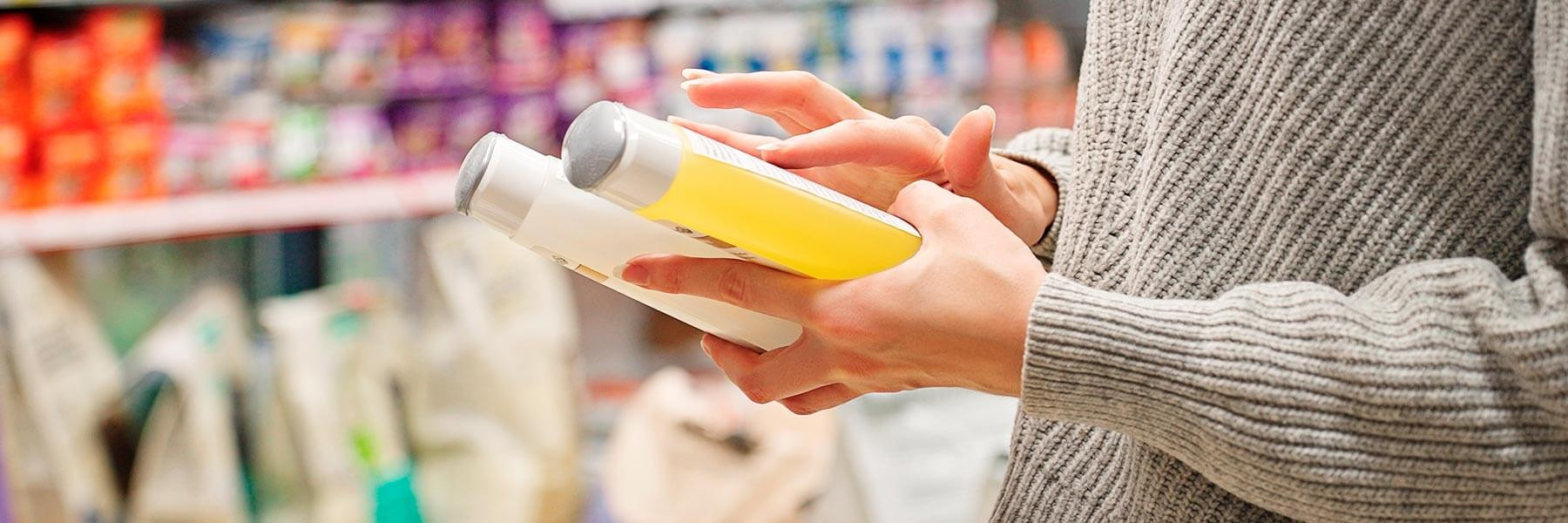 Mujer mirando etiquetas de productos con disruptores endocrinos