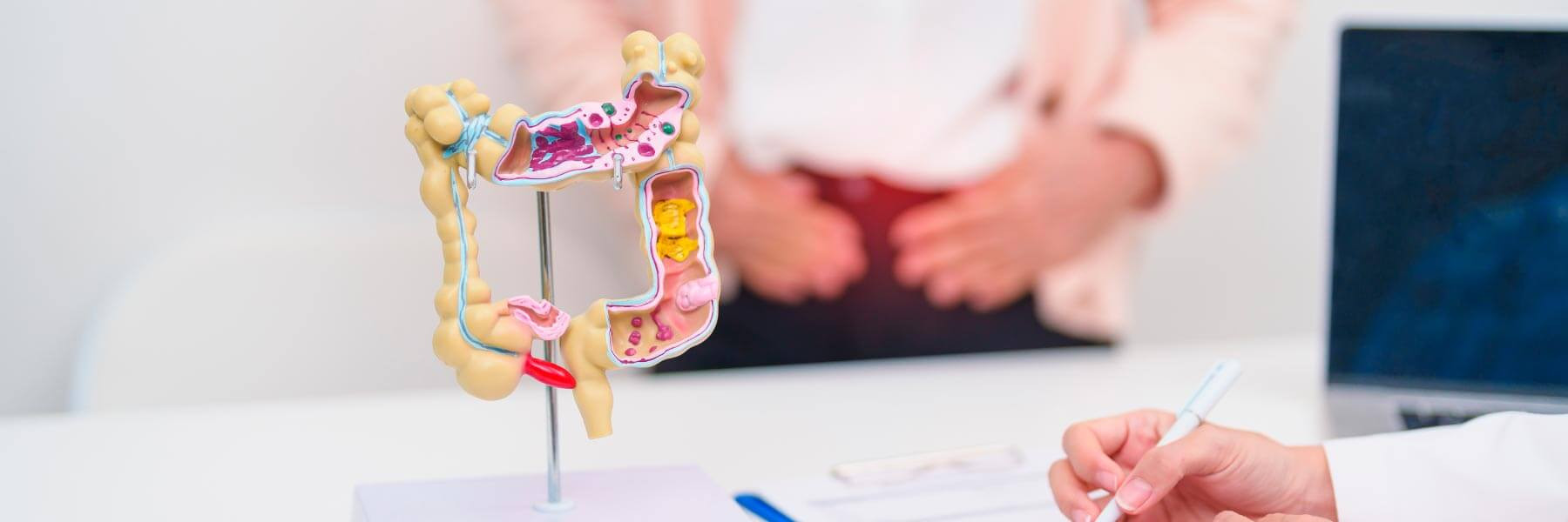 Un médecin explique la maladie de Crohn à un patient
