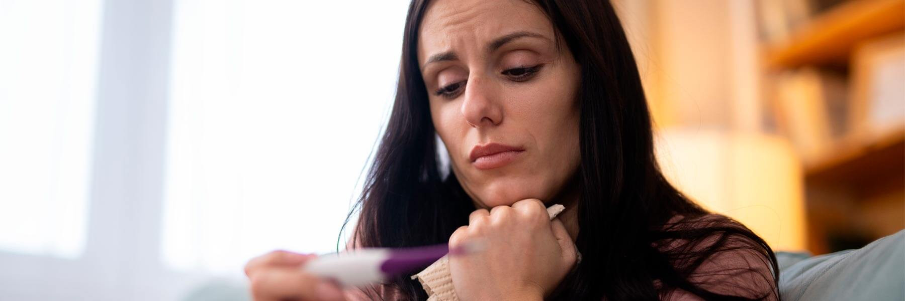 Mujer con prueba de embarazo en días no fértiles
