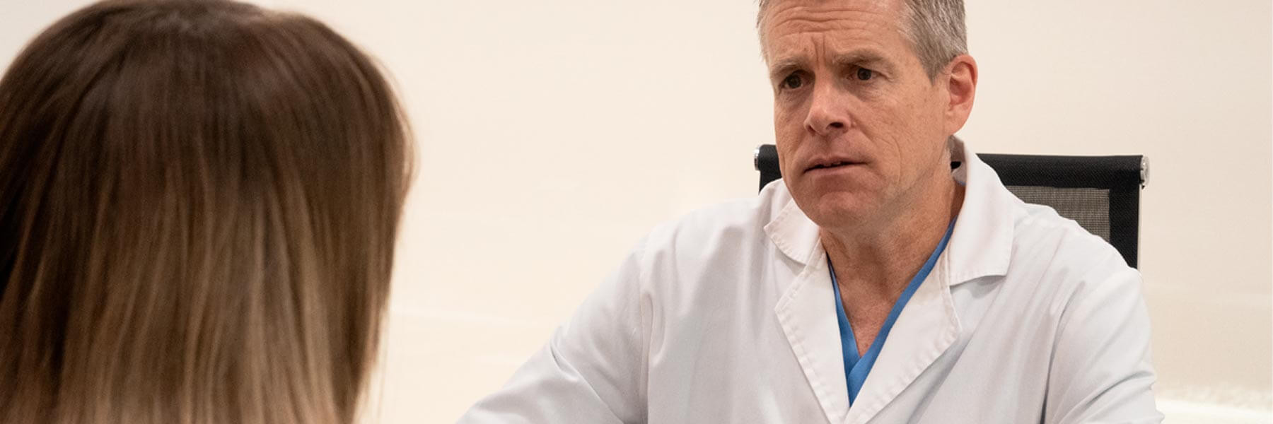 Dr. Pack con paciente que quiere utilizar semen de su pareja fallecida