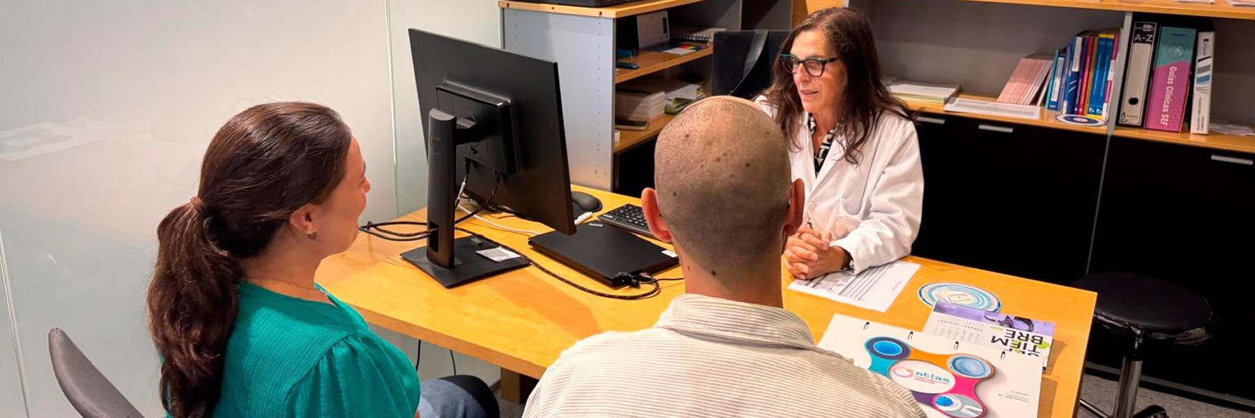 Doctora María José Iñarra en consulta con paciente con diagnóstico de cáncer de testículo