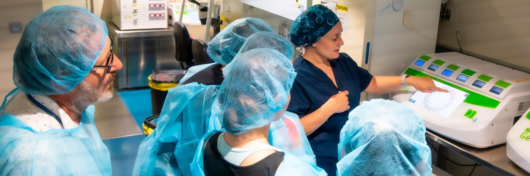 Imagen de laboratorio de IVF-Life Alicante con alumnas escuela europea