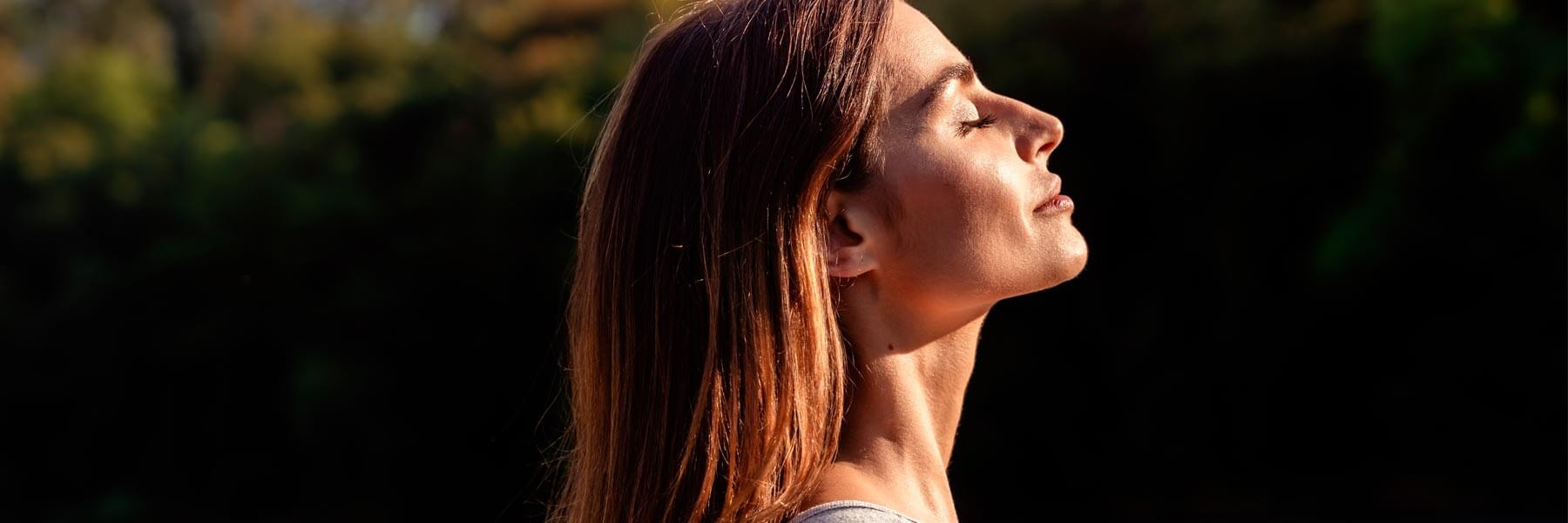Une femme prend un bain de soleil pour obtenir de la vitamine D et améliorer sa fertilité.