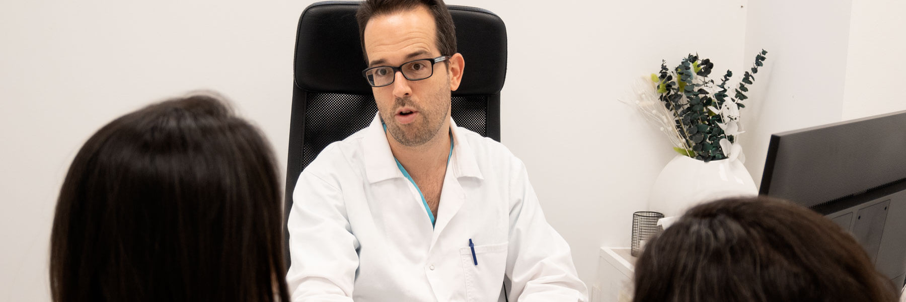 Doctor Alejandro Olloqui hablando con paciente sobre cuánto dura el tratamiento FIV