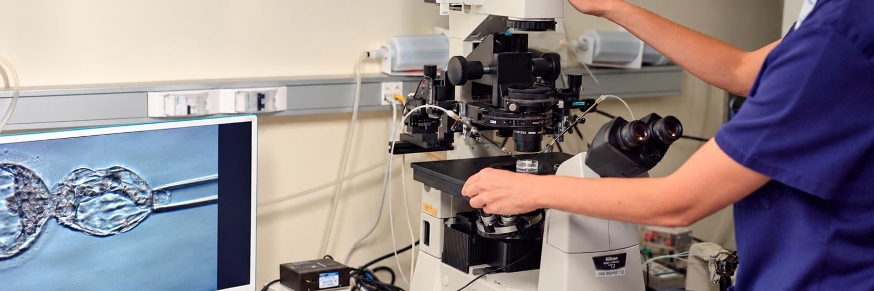 Embrióloga de IVF-Life realizando un PGTA a un embrión